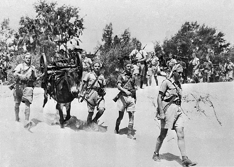 Doświadczeni weterani z Tobruku szkolą wiele z trzech polskich dywizji, które przekroczyły granicę rosyjską i dotarły do ​​Iranu, 25 czerwca 1942 roku.