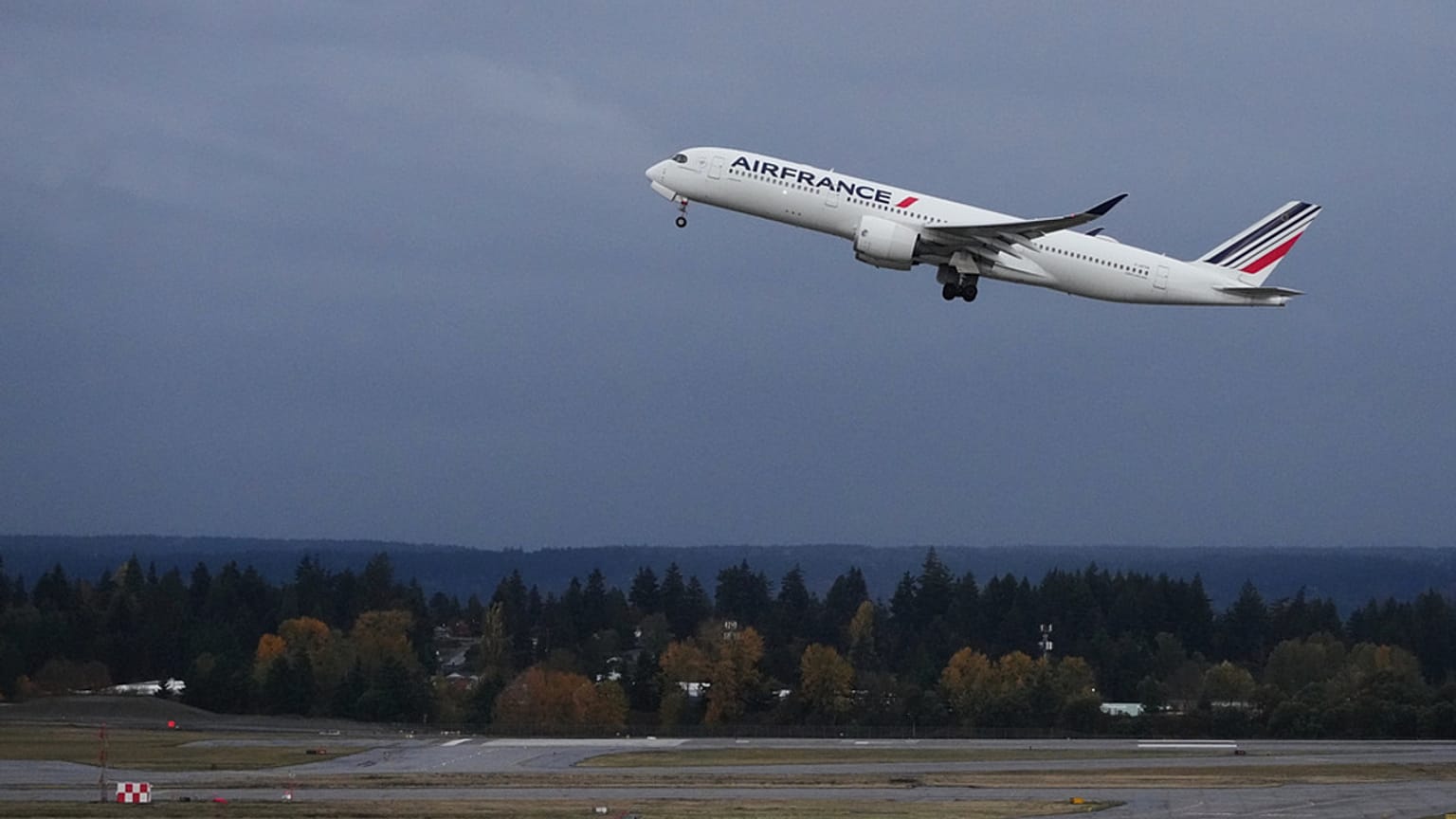 Un avion d'Air France décolle de l'aéroport international de Seattle-Tacoma, le jeudi 6 novembre 2025, à SeaTac, dans l'État de Washington.