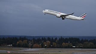 Un avion d'Air France décolle de l'aéroport international de Seattle-Tacoma, le jeudi 6 novembre 2025, à SeaTac, dans l'État de Washington.