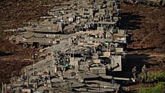 Israelische Soldaten arbeiten an Panzern in einem Bereitstellungsraum in Nordisrael.