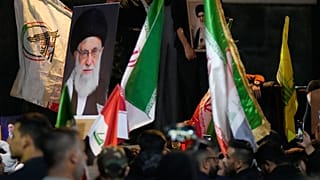 تجمع نیروهای همسو با ایران در پی کشته شدن رهبر ایران در پل منتهی به منطقه سبز بغداد 