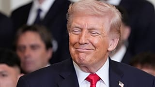 دونالد ترامپ در مراسمی به افتخار قهرمان لیگ برتر فوتبال آمریکا در سال ۲۰۲۵درباره جنگ ایران صحبت می‌کند، کاخ سفید، پنجشنبه، ۵ مارس ۲۰۲۶