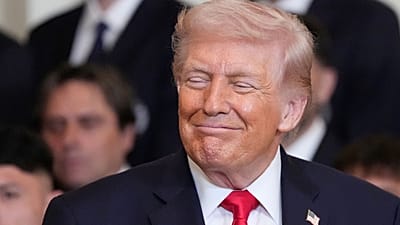 دونالد ترامپ در مراسمی به افتخار قهرمان لیگ برتر فوتبال آمریکا در سال ۲۰۲۵درباره جنگ ایران صحبت می‌کند، کاخ سفید، پنجشنبه، ۵ مارس ۲۰۲۶