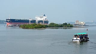 يوم الجمعة 17 فبراير/شباط 2012، ميناء كوتشي بالهند.