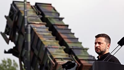 ولودیمیر زلنسکی در کنار موشک پاتریوت