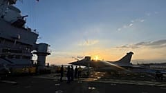 Un chasseur sur le pont d'envol du porte-avions Charles de Gaulle, le dimanche 23 février 2025.