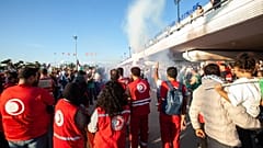 أشخاص يستقبلون عدداً من الناشطين المشاركين في "أسطول الصمود العالمي" بعد الإفراج عنهم من سجون إسرائيل، لدى وصولهم إلى تونس، في 5 أكتوبر 2025.