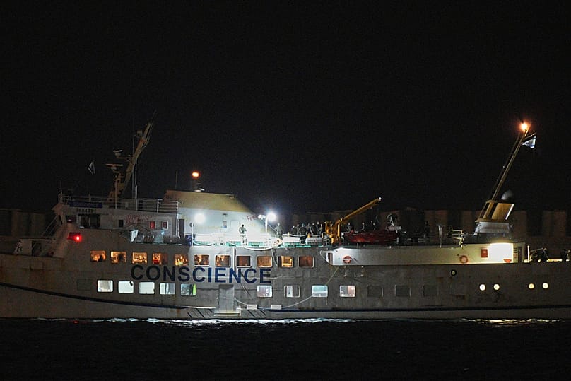 أحد قوارب تحالف "أسطول الحرية" المتجه إلى غزة يصل إلى ميناء أشدود في جنوب إسرائيل بعد أن استولت عليه القوات البحرية الإسرائيلية، في 8 أكتوبر 2025.