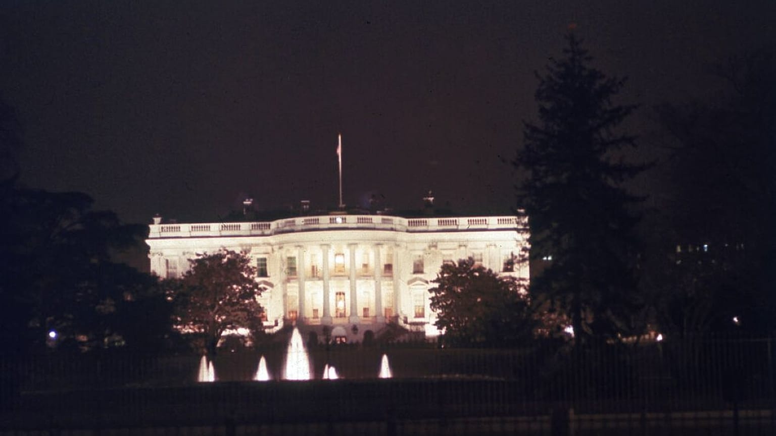  هذه صورة غير مؤرخة للواجهة الجنوبية للبيت الأبيض ليلاً، واشنطن العاصمة 