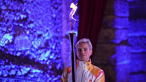 La schermitrice italiana Beatrice Vio tiene in mano la torcia paralimpica durante la cerimonia di apertura delle Paralimpiadi invernali 2026, a Verona, Italia, 6/03/2026