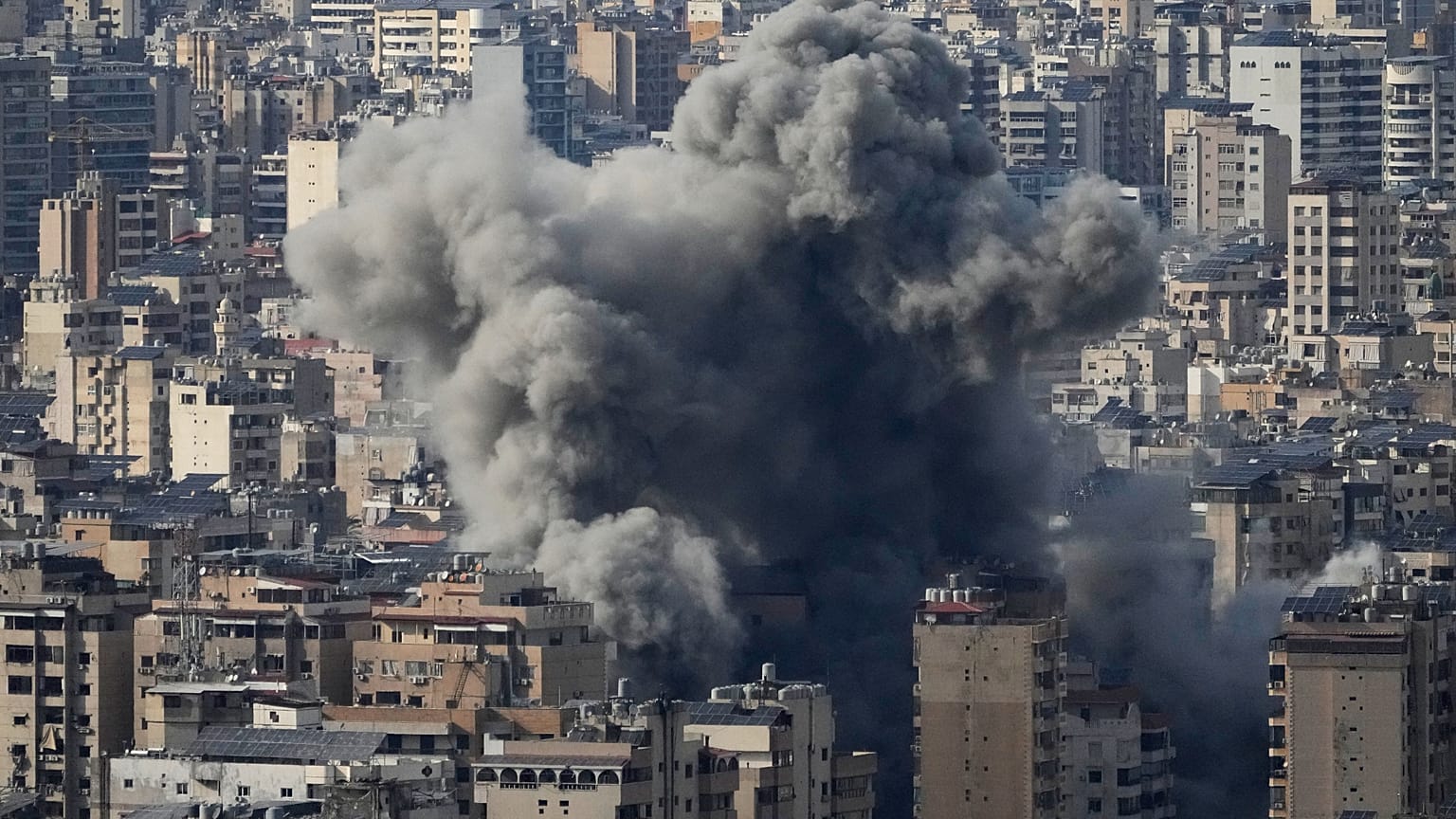 De la fumée s'élève après une frappe aérienne israélienne à Dahiyeh, dans la banlieue sud de Beyrouth, au Liban, le vendredi 6 mars 2026.