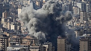 De la fumée s'élève après une frappe aérienne israélienne à Dahiyeh, dans la banlieue sud de Beyrouth, au Liban, le vendredi 6 mars 2026.