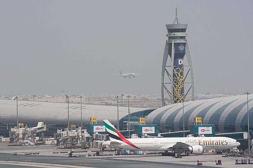 Bir Emirates Boeing 777 uçağı Dubai Uluslararası Havalimanı'nda, 17 Ağustos 2022.