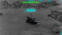 Dieses teilweise geschwärzte Bild aus einem vom US-Zentralkommando zur Verfügung gestellten Video zeigt ein Militärfahrzeug im Iran, kurz bevor es von den USA angegriffen wurde, 2. März 2026
