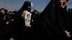 متظاهرون مؤيدون للحكومة يسيرون احتجاجًا على الحملة العسكرية الأميركية-الإسرائيلية الجارية، بينما يحمل أحدهم صورة المرشد الأعلى الإيراني الراحل آية الله علي خامنئي