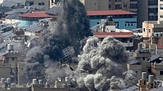 Beyrut banliyölerinden Dahiye'de İsrail saldırıları ardından görülen enkaz bulutu, 6 Mart 2026