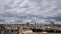 تُرى آثار اعتراض صاروخ دفاع جوي فوق المدينة القديمة في القدس، يوم السبت 28 فبراير/شباط 2026. (تصوير: محمود إلين / أسوشيتد برس)