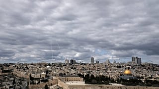 تُرى آثار اعتراض صاروخ دفاع جوي فوق المدينة القديمة في القدس، يوم السبت 28 فبراير/شباط 2026. (تصوير: محمود إلين / أسوشيتد برس)