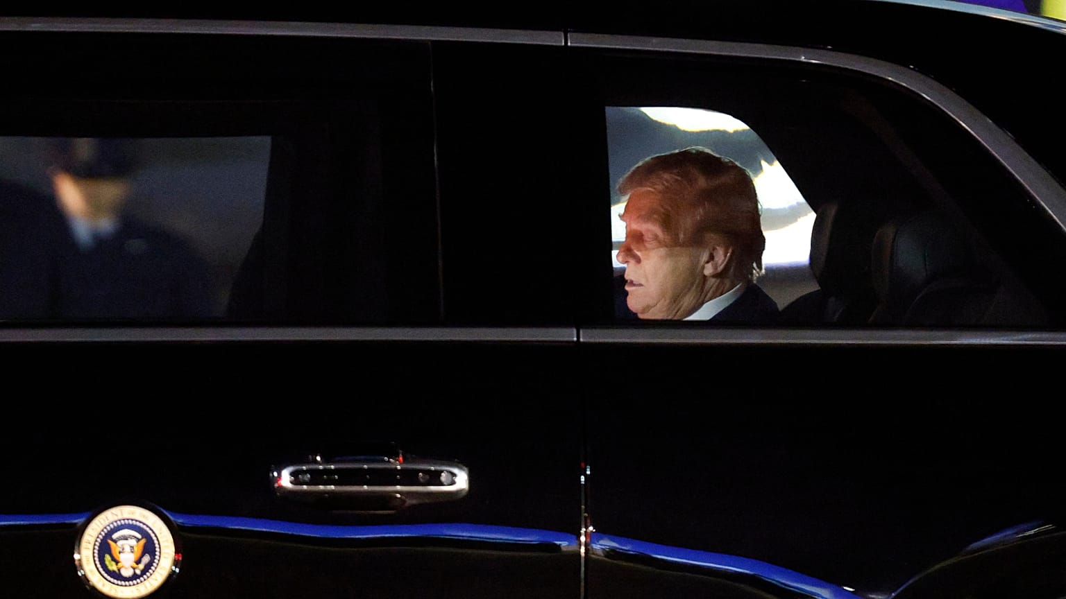 O presidente Donald Trump é visto na sua limusina, conhecida como «The Beast», à chegada à Base Conjunta Andrews.