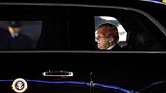 O presidente Donald Trump é visto na sua limusina, conhecida como «The Beast», à chegada à Base Conjunta Andrews.