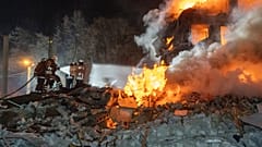 Feuerwehrleute bekämpfen das Feuer nach einem russischen Angriff auf ein Wohngebäude in Charkiw, 7. März 2026