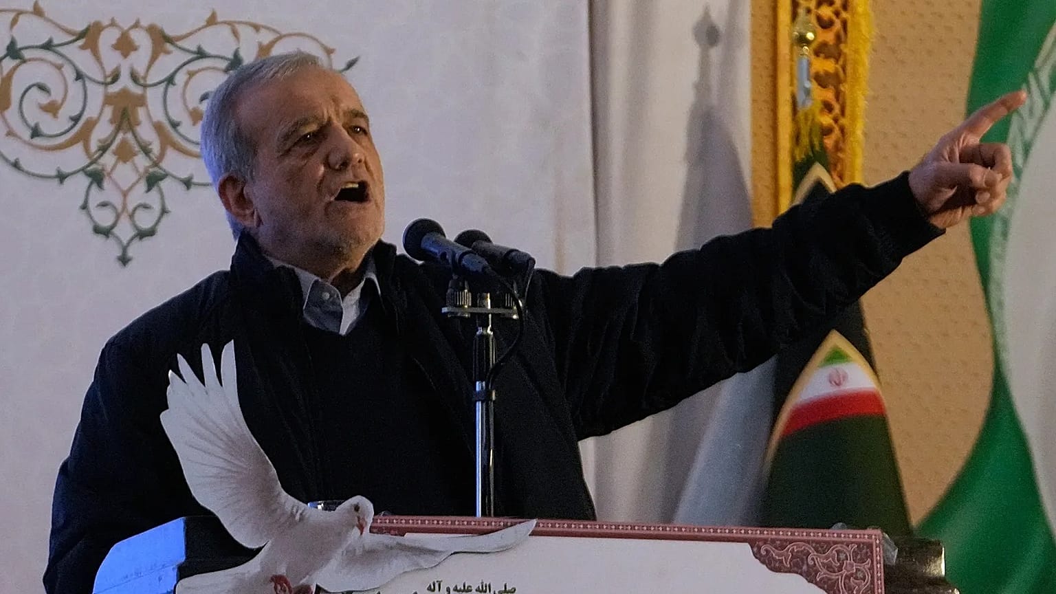 İran Cumhurbaşkanı Mesud Pezeşkiyan Tahran'da düzenlenen bir tören sırasında konuşuyor, 1 Ocak, 2026