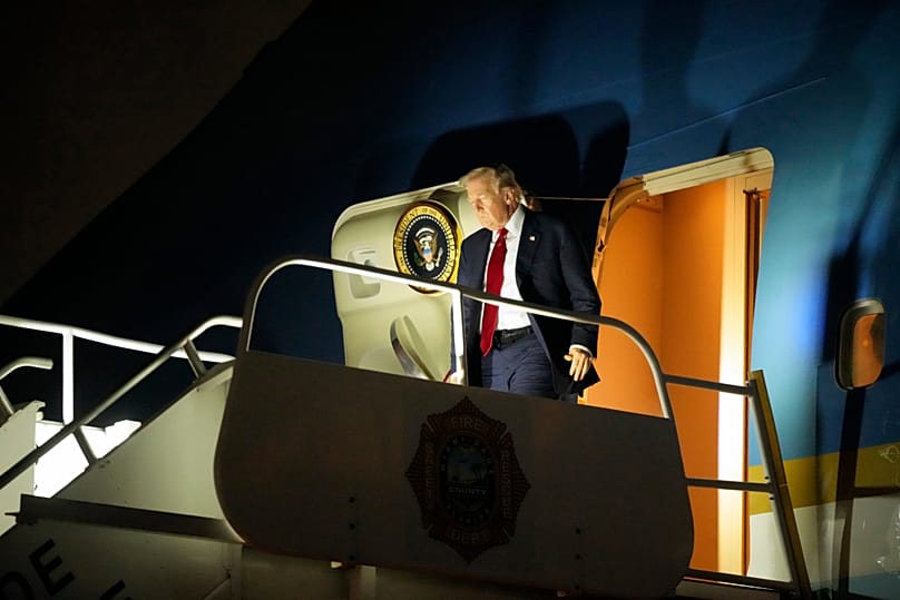 ABD Başkanı Donald Trump Miami'de Air Force One'dan iniyor, 6 Mart 2026.