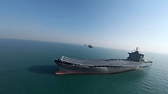 Auf diesem Bild, das am 6. Februar 2025 von Sepahnews der iranischen Revolutionsgarde zur Verfügung gestellt wurde, fliegt ein Hubschrauber über das erste iranische Drohnenkriegsschiff.