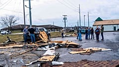 Vor einem Holiday Inn in Three Rivers im US-Bundesstaat Michigan begutachten Gäste am Freitag, dem 6. März 2026, die Schäden nach einem mutmaßlichen Tornado.