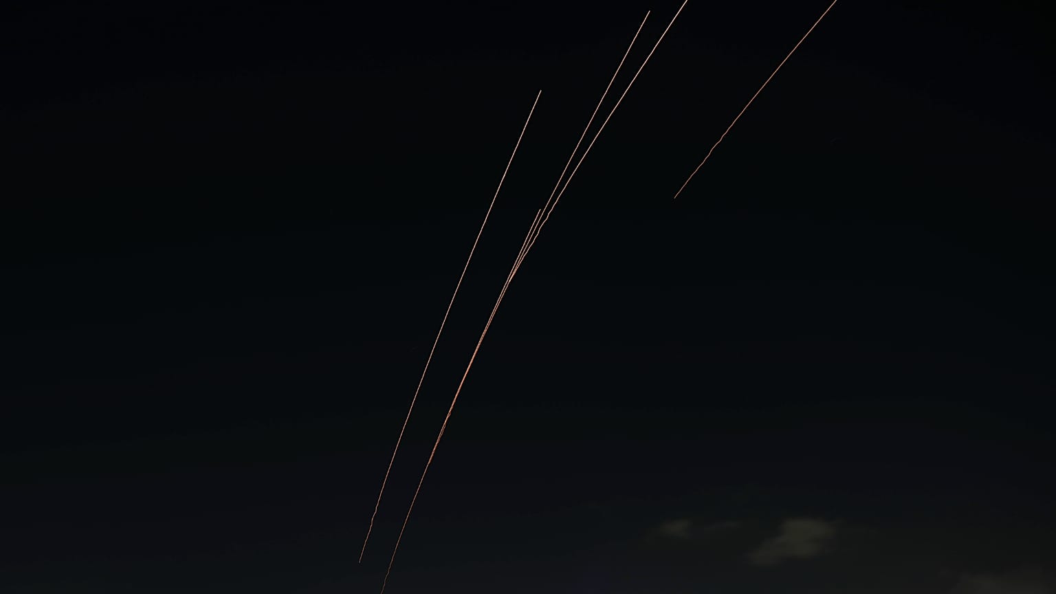 Irán rakétákat indít