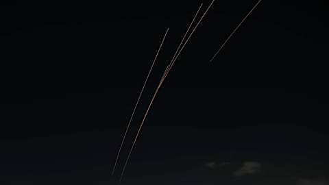 Irán rakétákat indít