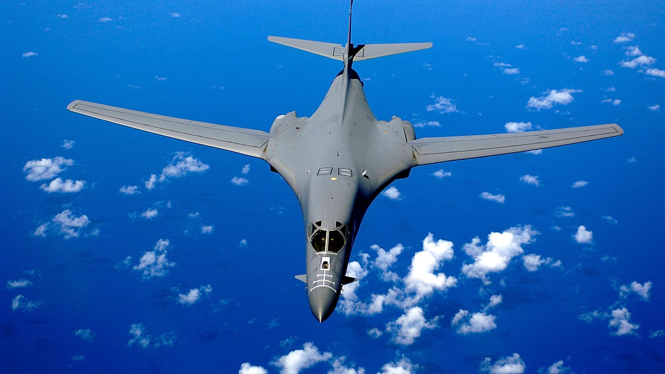 Il bombardiere B-1 Lancer è nel Regno Unito: di cosa è capace questo aereo Usa?