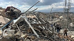 Άνθρωποι ελέγχουν τις ζημιές που άφησαν οι ισραηλινές αεροπορικές επιδρομές αργά την Παρασκευή, στο χωριό Nabi Chit, στον ανατολικό Λίβανο, Σάββατο 7 Μαρτίου 2026