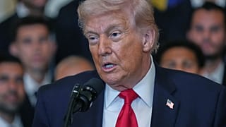 الرئيس دونالد ترمب يتحدث خلال حفل تكريم فريق إنتر ميامي، بطل دوري كرة القدم الأمريكية للمحترفين لعام 2025، في غرفة الشرق بالبيت الأبيض