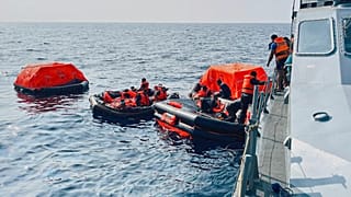  ينقذ بحارة البحرية السريلانكية البحارة الإيرانيين من سفينة إيريس دينا الحربية بعد غرق سفينتهم خارج المياه الإقليمية لسريلانكا.