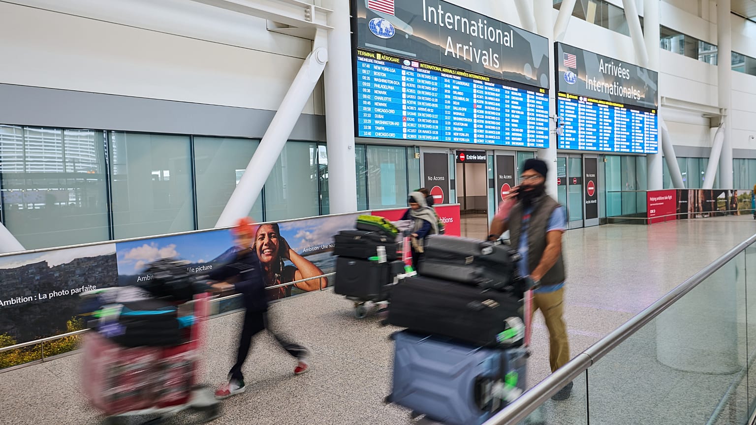 Die Euronews-Journalistin Lilly Douse war am Samstagmorgen auf dem internationalen Flughafen von Dubai unterwegs, als die iranische Drohne die Umgebung des Flughafens angriff.