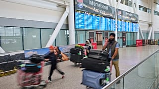 Die Euronews-Journalistin Lilly Douse war am Samstagmorgen auf dem internationalen Flughafen von Dubai unterwegs, als die iranische Drohne die Umgebung des Flughafens angriff.