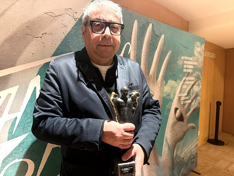 Vassilis Mazomenos com o Prémio da Crítica 