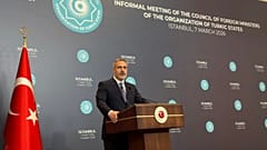 Minister spraw zagranicznych Fidan przemawia na spotkaniu w pałacu Çırağan.