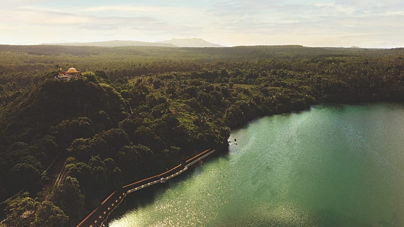 Ганга Талао — священное кратерное озеро, окружённое храмами и святилищами 
