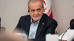 مسعود بزشكيان، رئيس إيران، خلال مؤتمر صحفي في نيويورك، الجمعة 26 سبتمبر/أيلول 2025