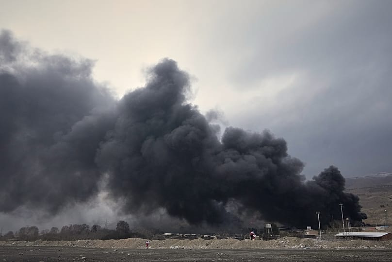 Густой столб дыма поднимается над нефтехранилищем, пострадавшим от американо-израильского удара