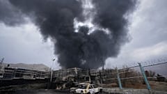 Une épaisse colonne de fumée s'élève d'un dépôt pétrolier touché par une frappe américano-israélienne samedi soir à Téhéran, en Iran, dimanche 8 mars 2026.