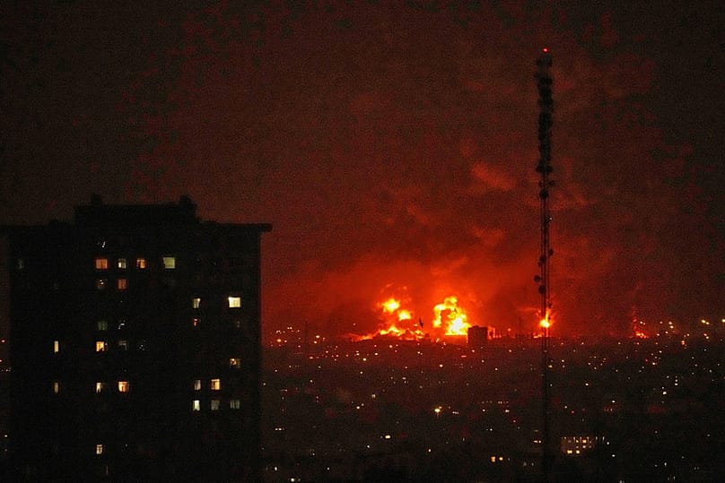 Des flammes s'élèvent d'un dépôt pétrolier au sud de la capitale Téhéran alors que des frappes frappent la ville pendant la campagne militaire américano-israélienne, en Iran.