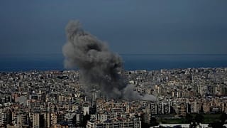 Des fumées s'élèvent après des frappes aériennes israéliennes à Dahiyeh, dans la banlieue sud de Beyrouth, au Liban, le vendredi 6 mars 2026.