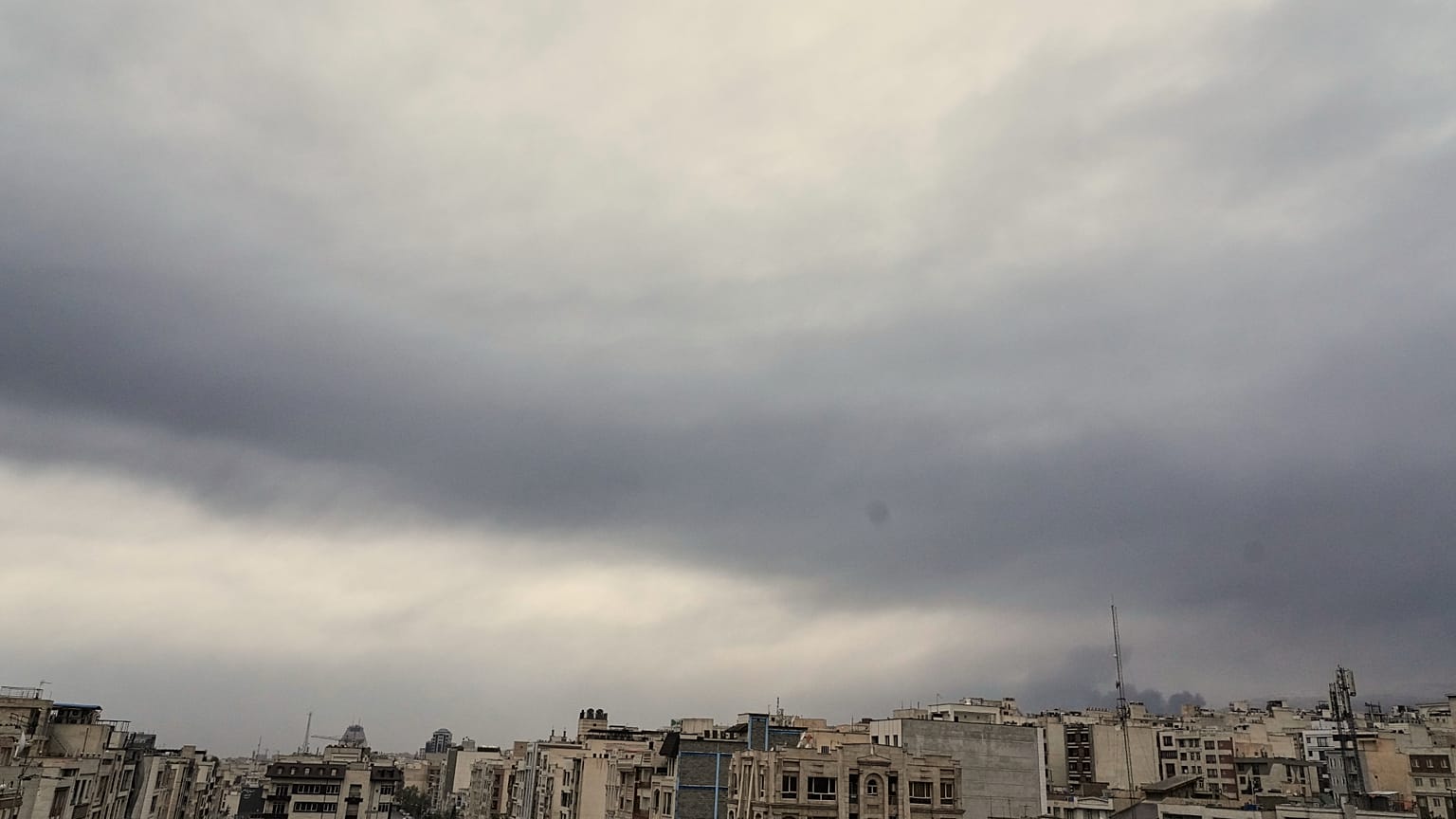 ABD ve İsrail'in İran'ın başkenti Tahran'da bir petrol tesisine düzenlediği saldırı sonrası duman bulutları yükseliyor, 8 Mart 2026.