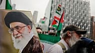 متظاهرون في لندن يحملون صورة للمرشد الإيراني الراحل علي خامنئي أمام السفارة الأمريكية، السبت 7 مارس 2026.