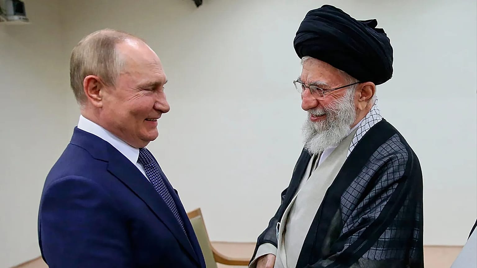 صورة أرشيفية: المرشد الإيراني الراحل علي خامنئي يلتقي الرئيس الروسي فلاديمير بوتين في طهران، 19 يوليو 2022.