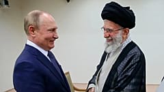 صورة أرشيفية: المرشد الإيراني الراحل علي خامنئي يلتقي الرئيس الروسي فلاديمير بوتين في طهران، 19 يوليو 2022.