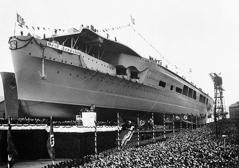 Le Graf Zeppelin, premier porte-avions allemand, glissant sur la cale de halage à Kiel, le 8 décembre 1938. 